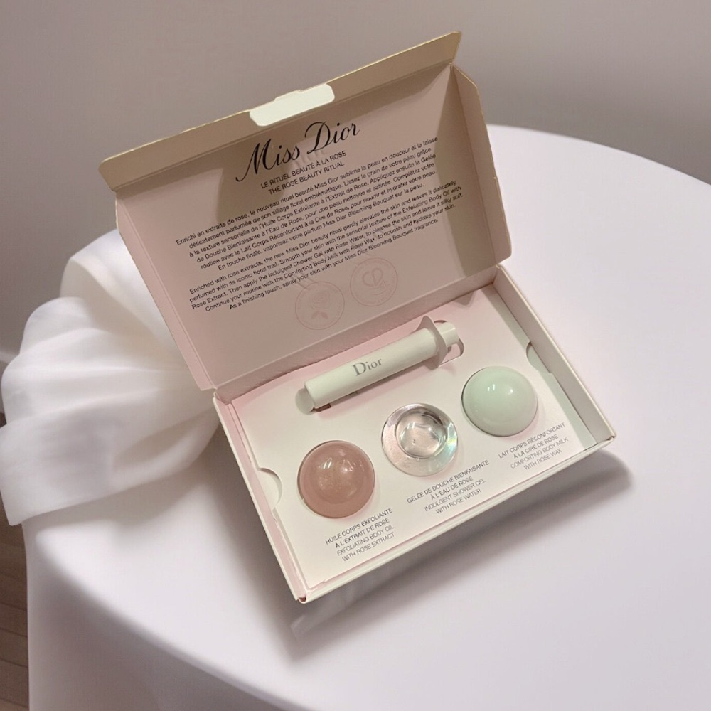 Miss Dior LE RITUEL BEAUTÉ À LA ROSE
THE ROSE BEAUTY RITUAL